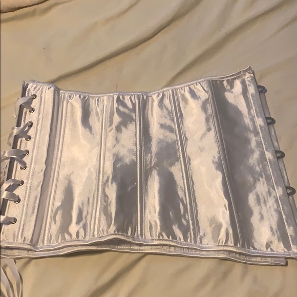 Corset - Picture 3 of 4